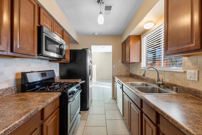 Building Photo - Beautiful House For Rent | 3-Bed 2-Bath | 2-Car Garage | Rio Rancho SE | Large Backyard