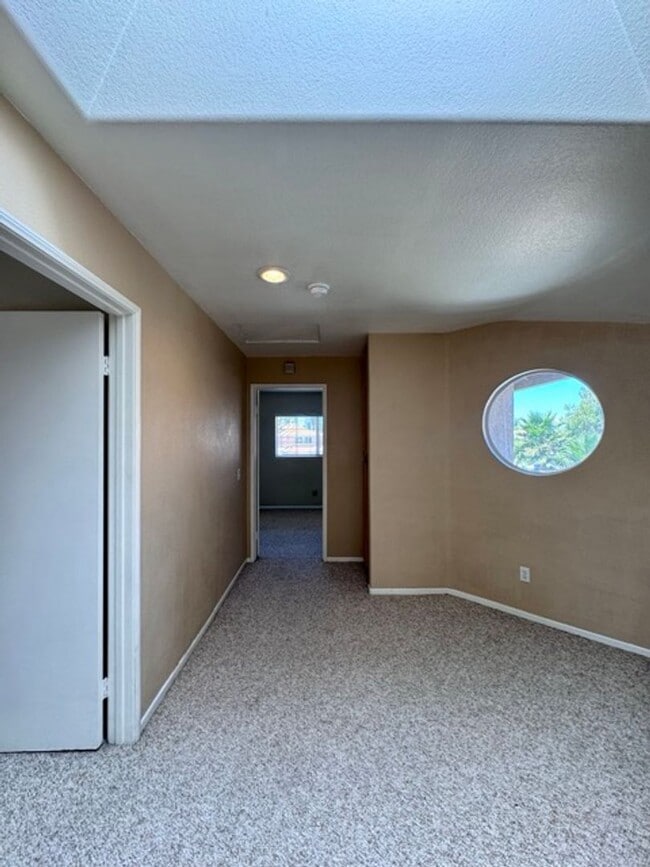 Building Photo - Spacious 4 Bedroom Home with Expansive Bac...