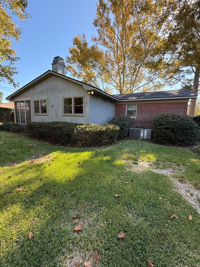 Building Photo - 3/3 Totally Renovated House on Sylvan Driv...