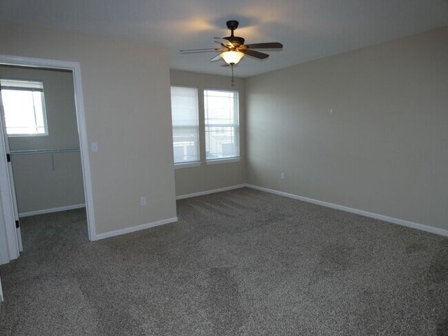 Building Photo - Beautiful Town Home!