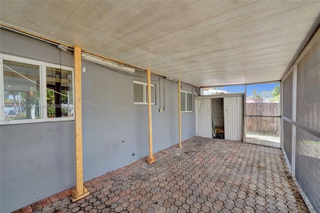 Building Photo - 924 N 30th Rd