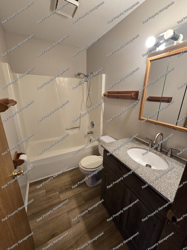 Building Photo - Clean 2 Bedroom 2nd Floor Apartment