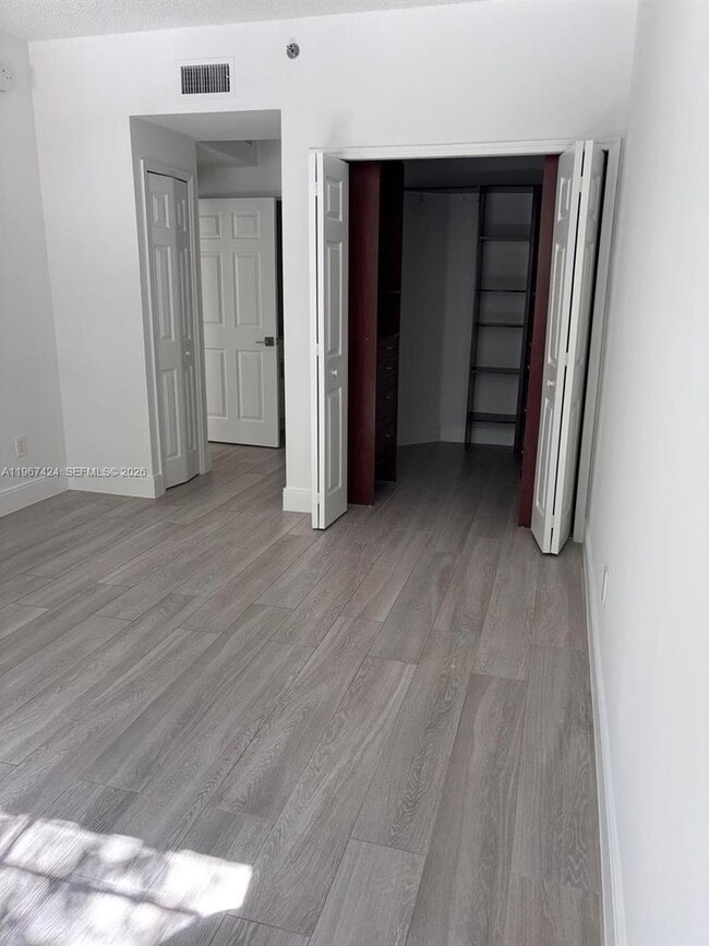 Building Photo - 3255 NE 184th St