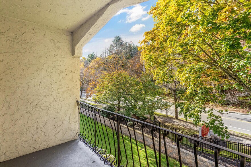 Building Photo - 100 Fellsview Ter