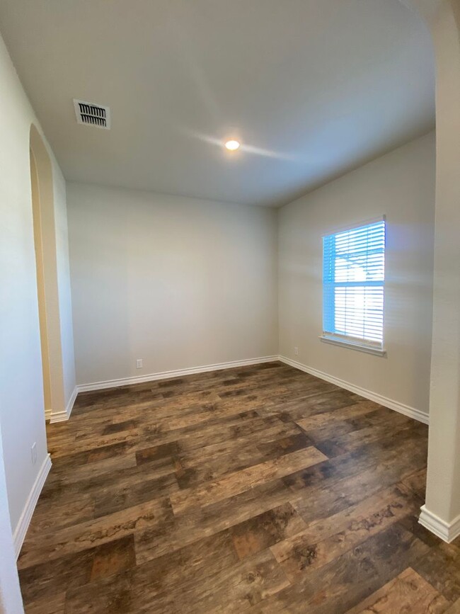 Building Photo - $300 OFF 1ST MONTH RENT IF YOU MOVE IN WIT...