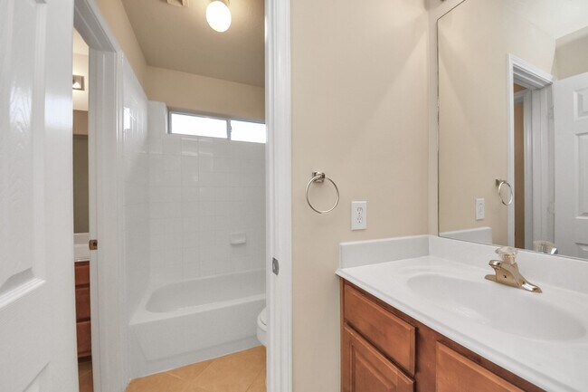 Building Photo - 822 Glen Abbey Dr