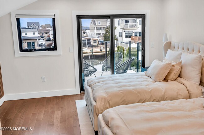 Building Photo - 320 Silver Lagoon Dr