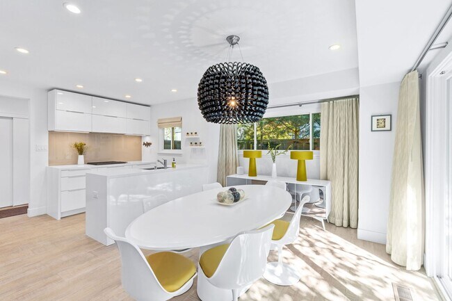 Building Photo - Stylish Condo in Desirable Alta Heights Neighborhood