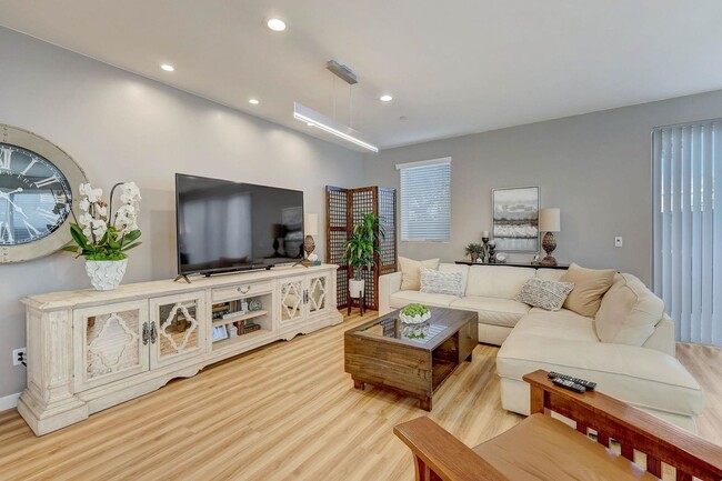 Building Photo - Available Modern Long Term Unfurnished hom...