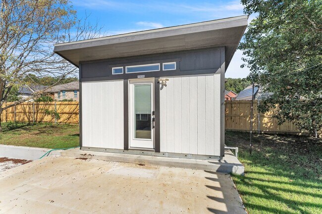 Building Photo - 3/2 Home with EV Charger, Great Outdoor Sp...