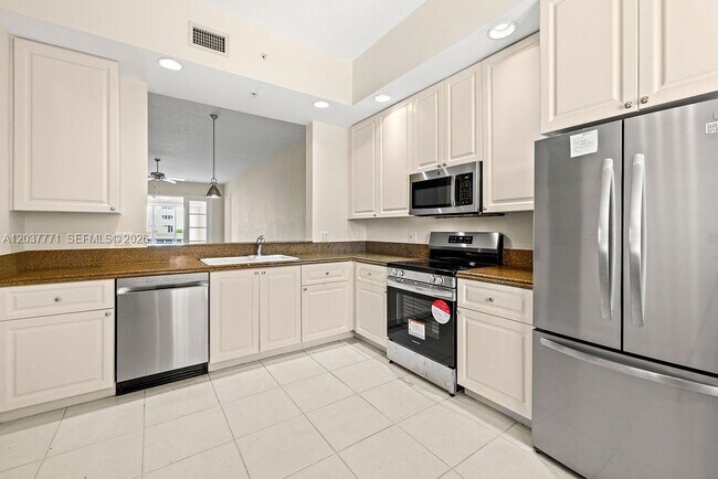 Building Photo - 17 Harbour Isle Dr W