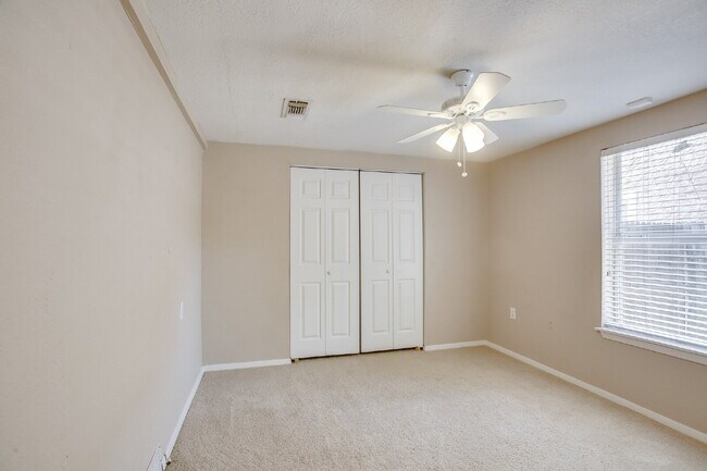 Building Photo - Large 4 bedroom in Tech Terrace ready to c...