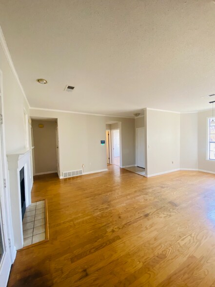 Building Photo - 1116 Hunter's Lake Dr