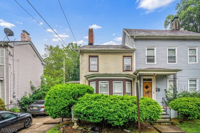 Building Photo - 352 Seminary Ave