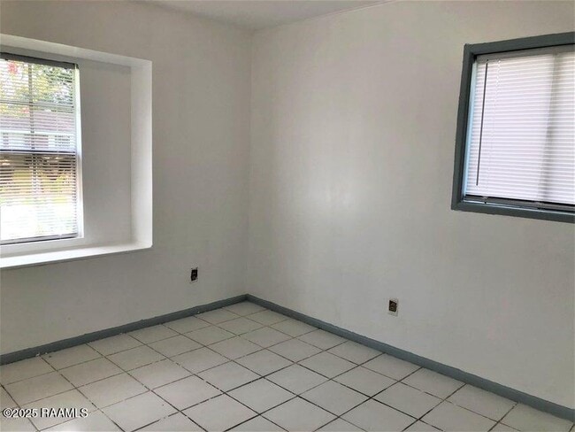 Building Photo - 121 Sorority Dr