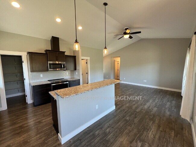 Building Photo - 3 bed 2 bath home in Sequim, close to everything