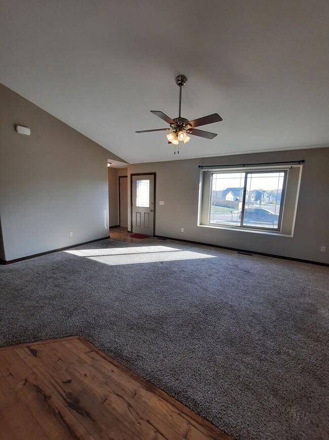 Building Photo - 4 BED | 3 BATH | DOUBLE GARAGE | MALL RIDGE