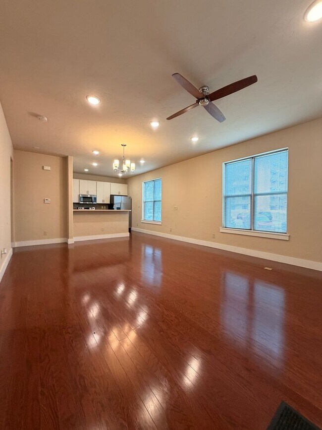 Building Photo - 525 E Kiowa St