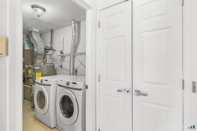 Building Photo - 631 Danbury Rd