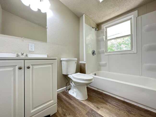 Building Photo - Updated 3 Bedroom 1,800 SQFT Home for Rent
