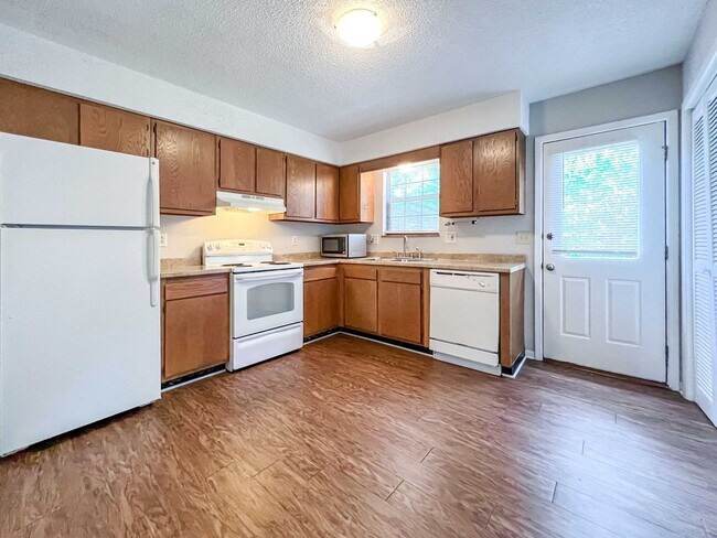 Building Photo - Conveniently Located 2-bedroom Townhome