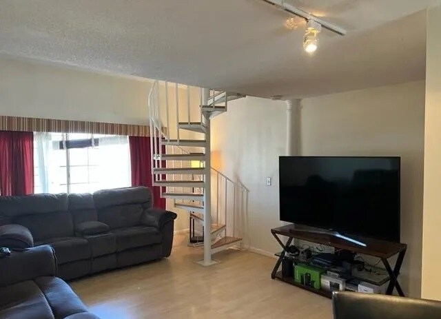 Building Photo - 183 Loomis Dr