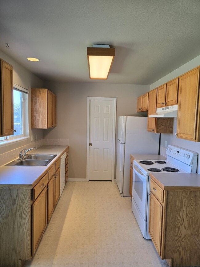 Building Photo - Wonderful Townhome