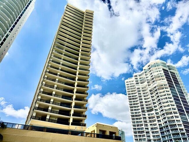 Building Photo - 16275 Collins Ave