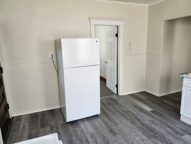Building Photo - 3 Bed, 1 Bath 3rd floor apartment