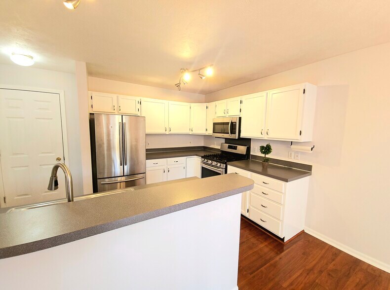 Building Photo - 3910 Old Elm Dr SE