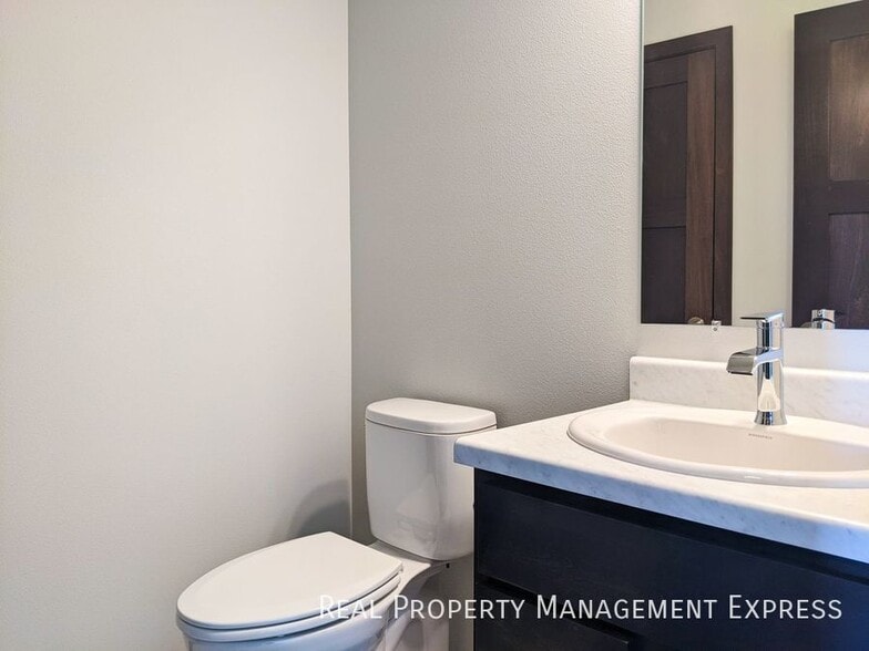 Building Photo - 3 Bedroom 2.5 Bathroom Townhome w/ Attached Garage