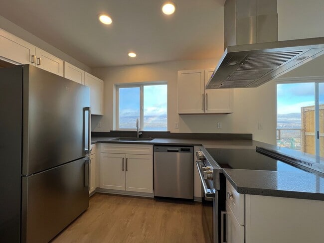 Building Photo - Newer 3 Bedroom Duplex with Gorgeous River Views