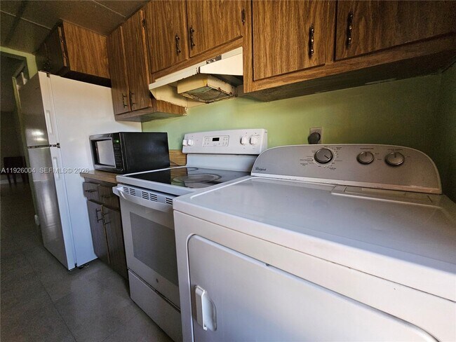 Building Photo - 5317 SW 140th Pl