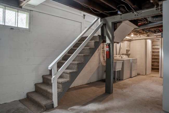 Building Photo - 712 W 22nd St