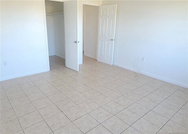 Building Photo - 350 NE Granduer Ave