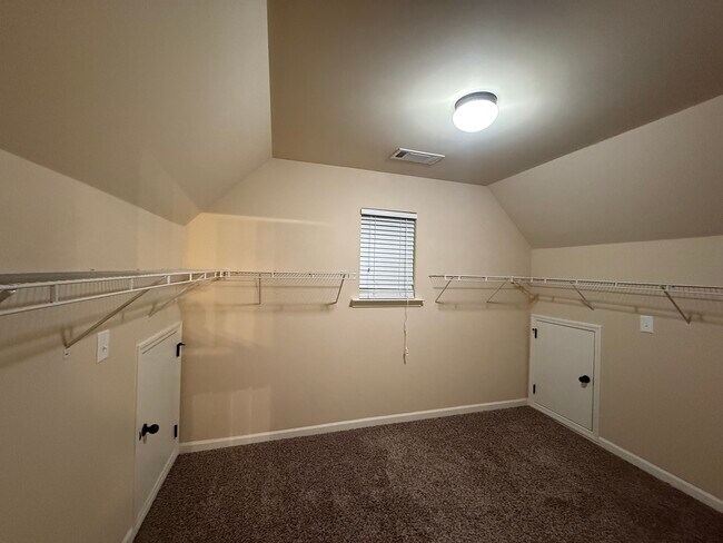 Building Photo - 2056 Tweed Dr