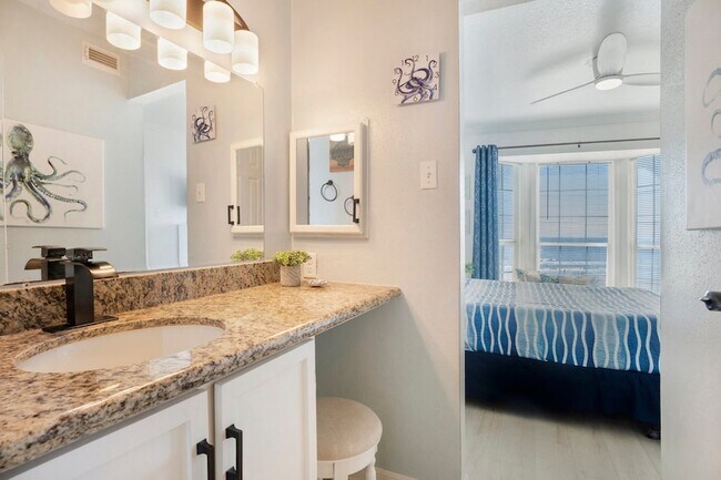 Building Photo - 6300 Seawall Blvd