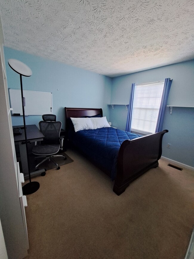 Building Photo - 2805 Schubert Dr