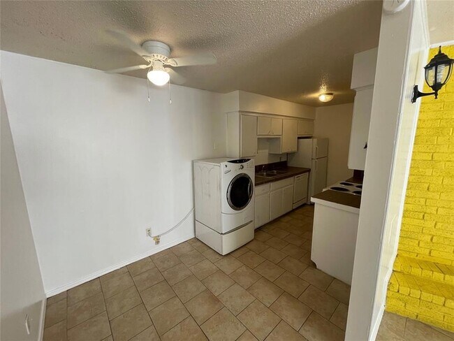 Building Photo - 401 SE 12th St