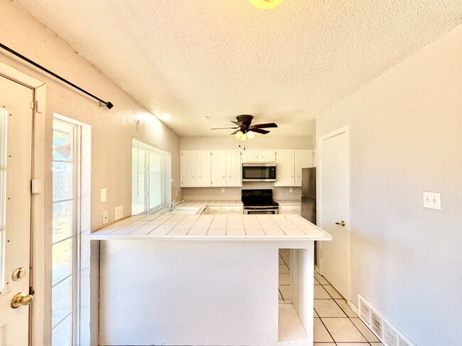 Building Photo - "Charming 3-Bedroom Home with 2 Full Baths in Lubbock's Heart – 1277 Sq Ft of Comfort Await!"