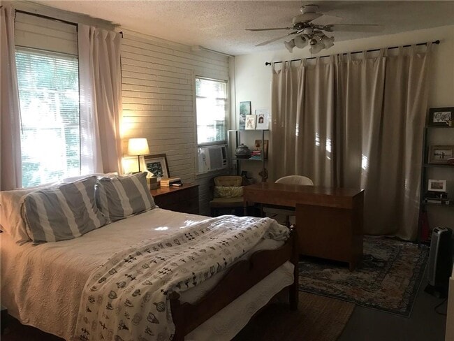 Building Photo - 1904 Holly Ave