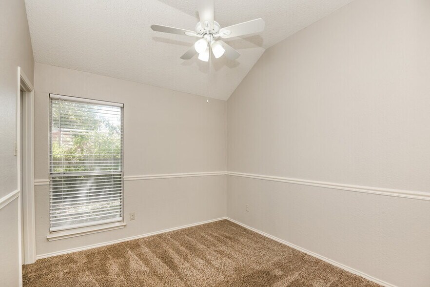 Building Photo - 1505 Gainsborough Way