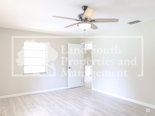 Building Photo - 2190 Belaire Dr
