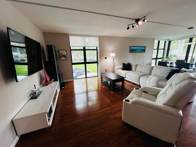 Building Photo - 1201 River Reach Dr