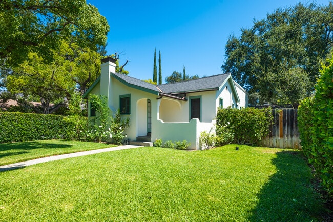Building Photo - 1726 N Los Robles Ave