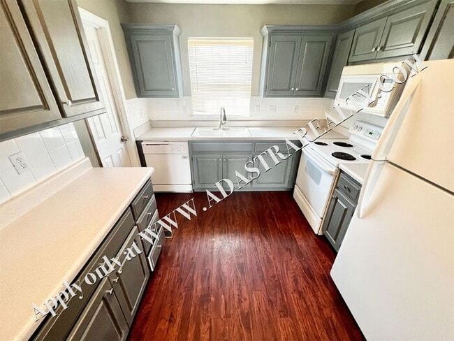 Building Photo - Spacious Shawnee Townhome 3 Bed/3 Bath-Ava...