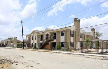 Building Photo - Villa del Prado