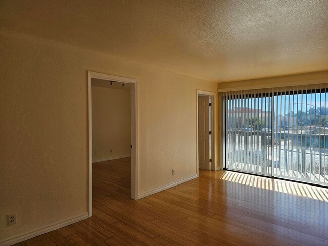 Building Photo - Sunny 2 Bed / 1 Bath Condo with Private Ba...