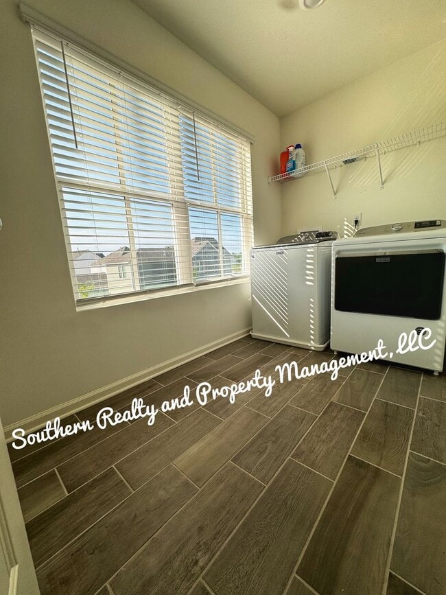 Building Photo - Country Feel but close to shopping