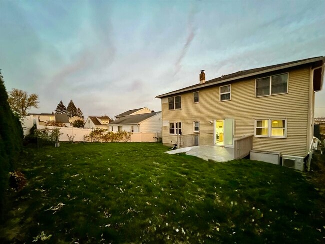 Building Photo - 724 6th St